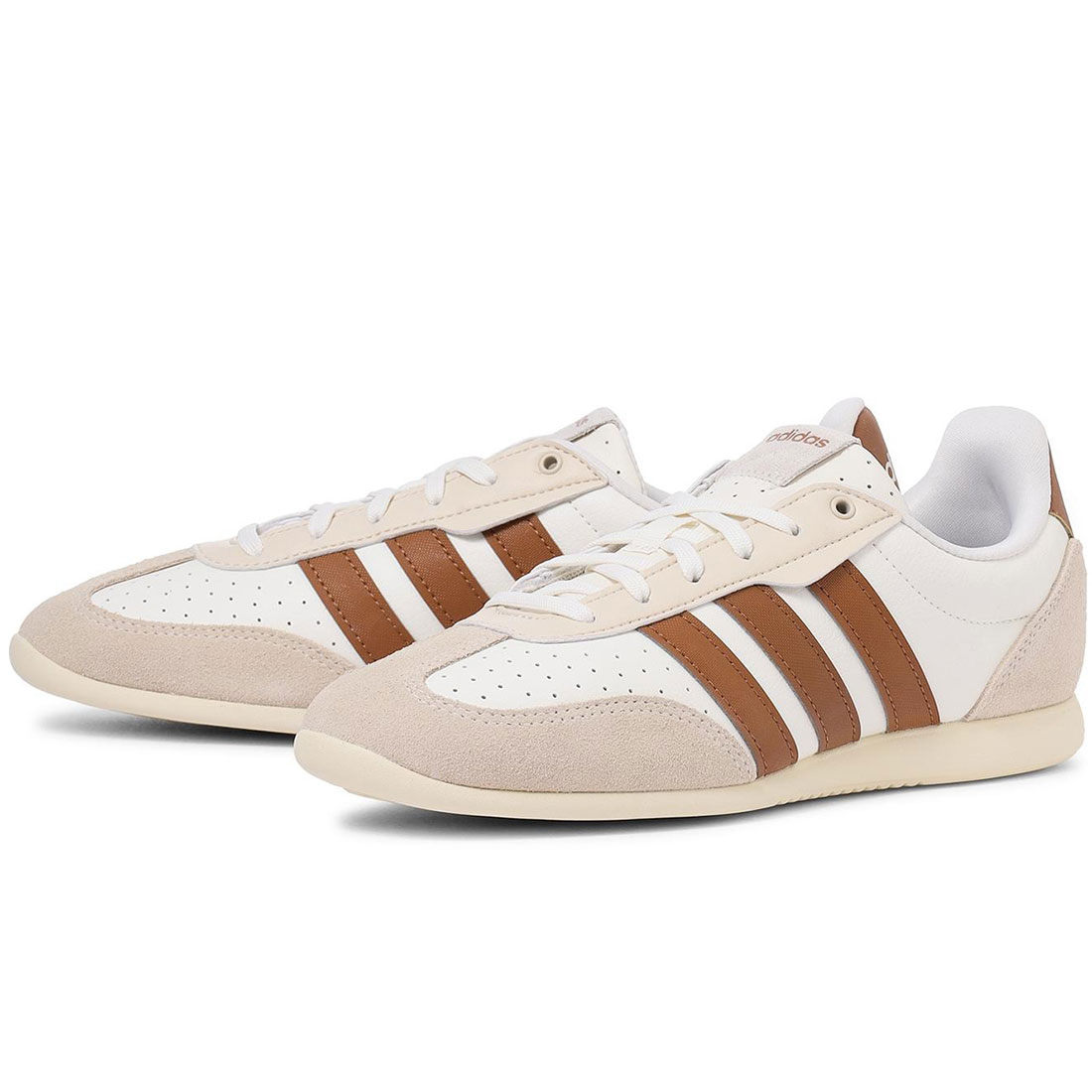 [アディダス] バレダ ロー [BARREDA LO] オフホワイト/ダスキーブロンズ/ワームバニラ HQ7389